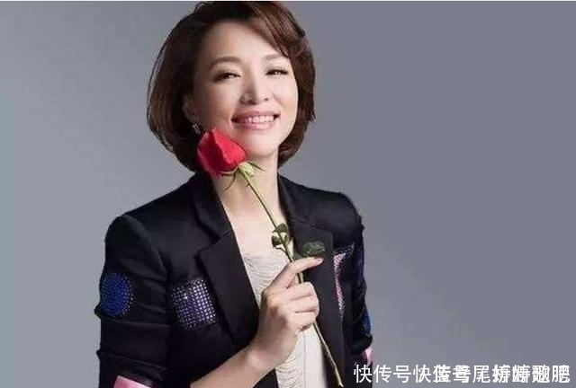 他是著名“央视一哥”，娶身价几十亿富婆妻子，今儿子成他的骄傲