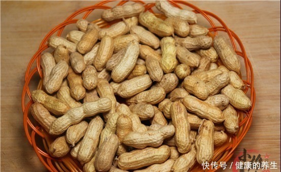 花生|剥花生米别手抠了,只需一张纸巾,2分钟就剥一大碗,又快不伤手