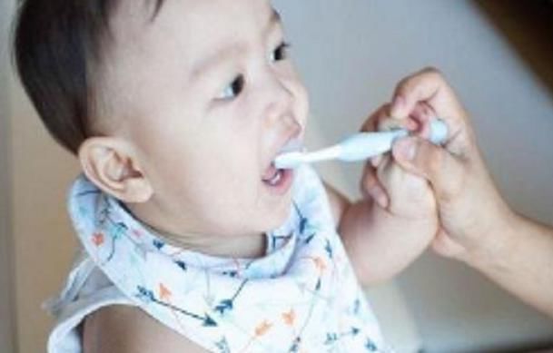 孩子|6岁男娃长“双层牙”,老人的“坏习惯”害了娃,你家有这习惯吗