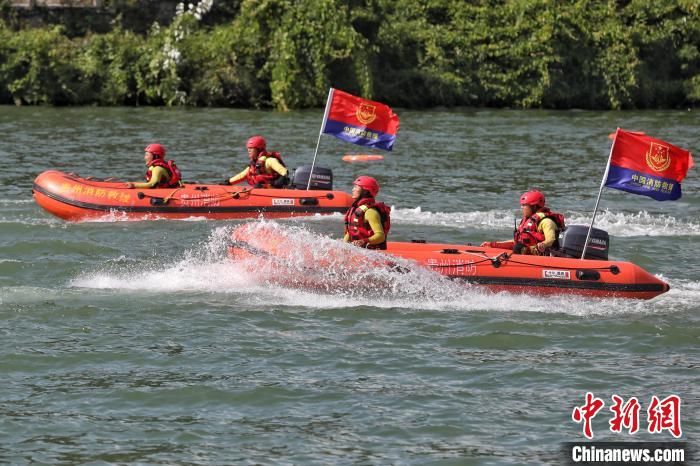 编队|贵州消防救援总队举行水域救援汇报演练