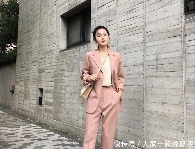 街拍,灰色的背心搭配蓝色的牛仔裤,特别适合美女的穿搭