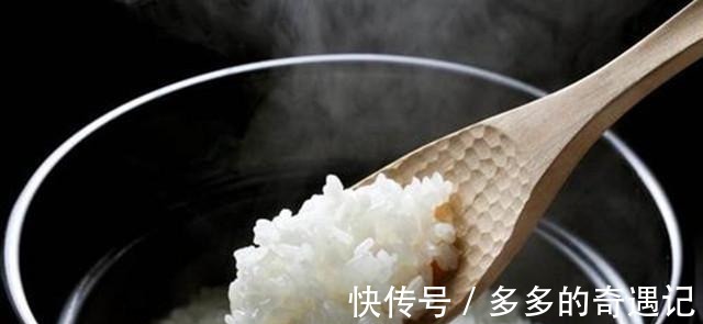 蒸米饭时,大米究竟要洗几次牢记这3点米饭粒粒分明,更香软!