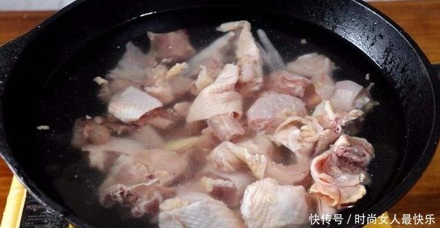 干净|清炖鸡汤时,万万别直接下锅煮!水中加点“它”,鸡汤鲜美无腥味
