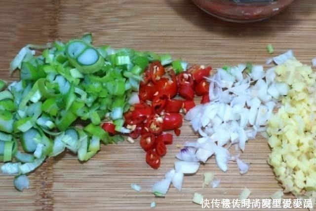 煎豆腐|煎豆腐时,只放油煎就错了,牢记3个窍门,豆腐不粘锅还不易碎