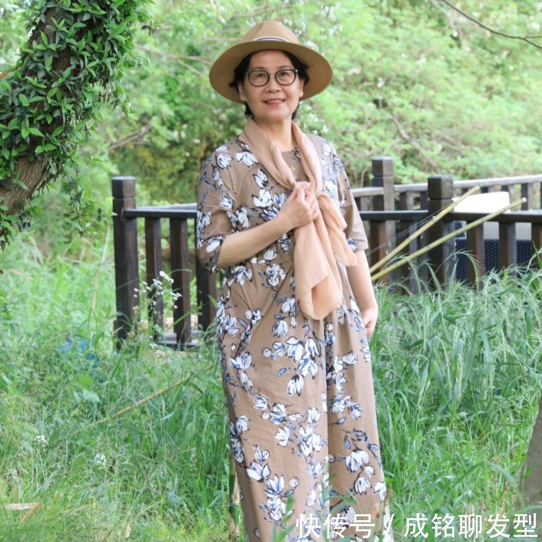 彩色|这才是60岁“妈妈辈”的穿搭,真实自然又接地气,优雅大气有品位