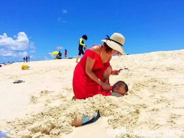 在海边游玩时,为何不能把自己埋到沙子里,看完涨知识了!