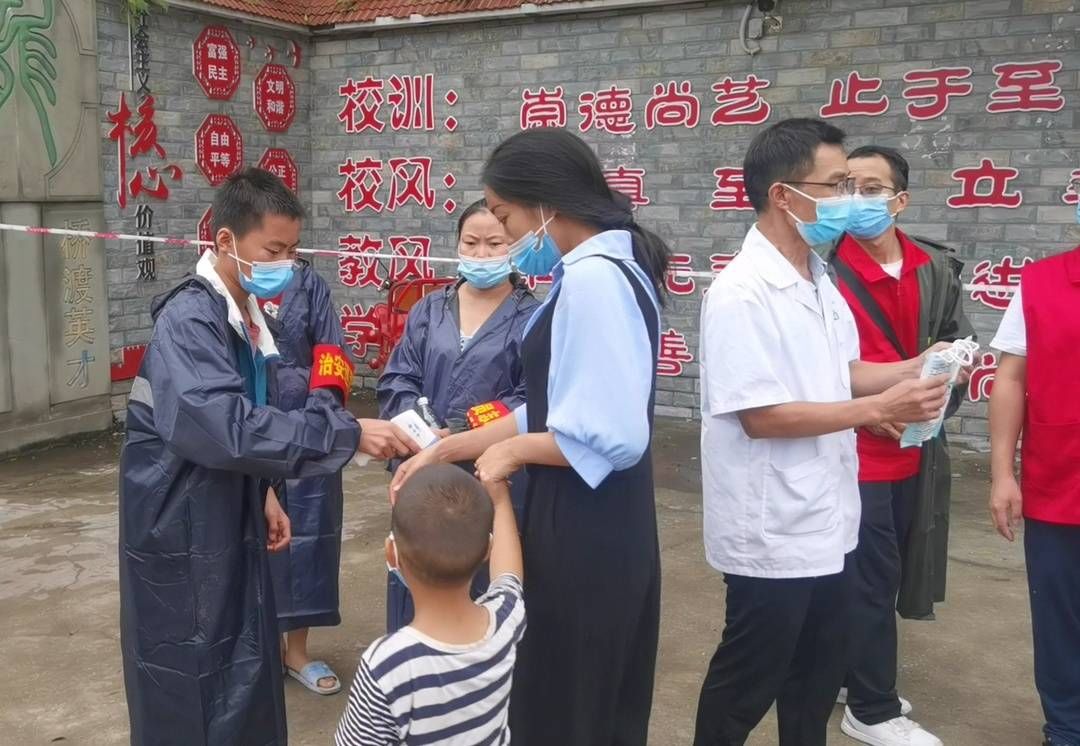 张春梅|倒垃圾、发物资、劝导戴口罩 四川泸县震后临时安置点的孩子们真棒