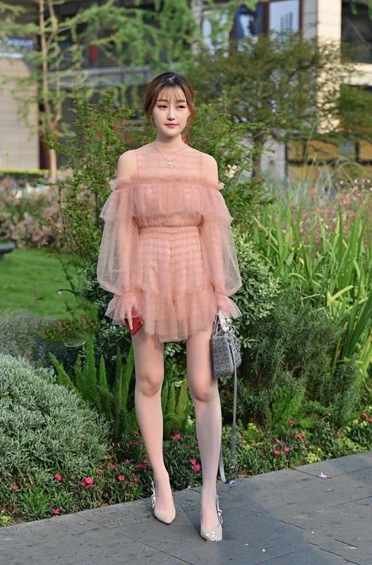 街拍:小姐姐身穿一字肩长裙,开叉得体,飘逸又时尚