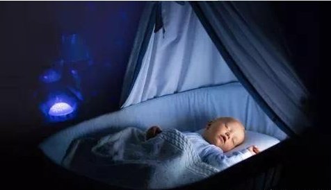 父母|新生儿到底该不该跟父母一起睡