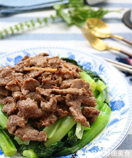菜心|秋天，牛肉换个吃法，又鲜又嫩，荤素搭配，比吃火锅过瘾