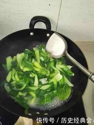 含有大量|炒青菜,别直接下锅炒教你这2招,无论炒啥菜都好吃,鲜嫩翠绿