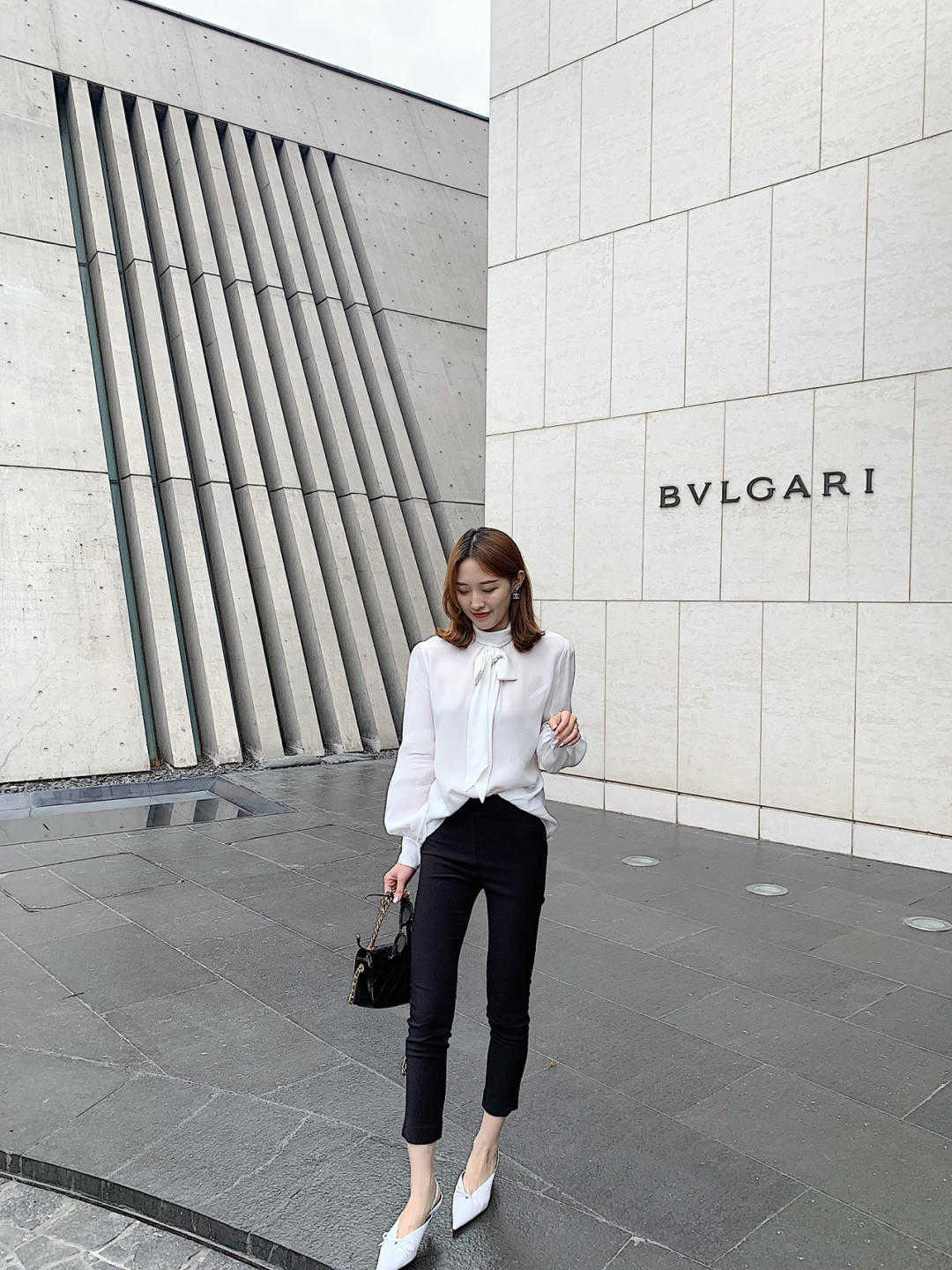 时尚博主|职场面试怎么穿?白色系带衬衫配西装裤干练优雅,一点不呆板