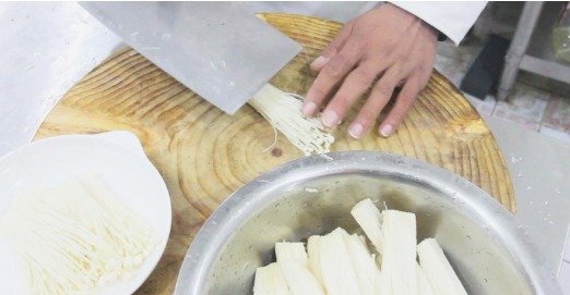 金针菇|1把金针菇,2个鸡蛋,厨师长的这种做法,吃一次就忘不掉