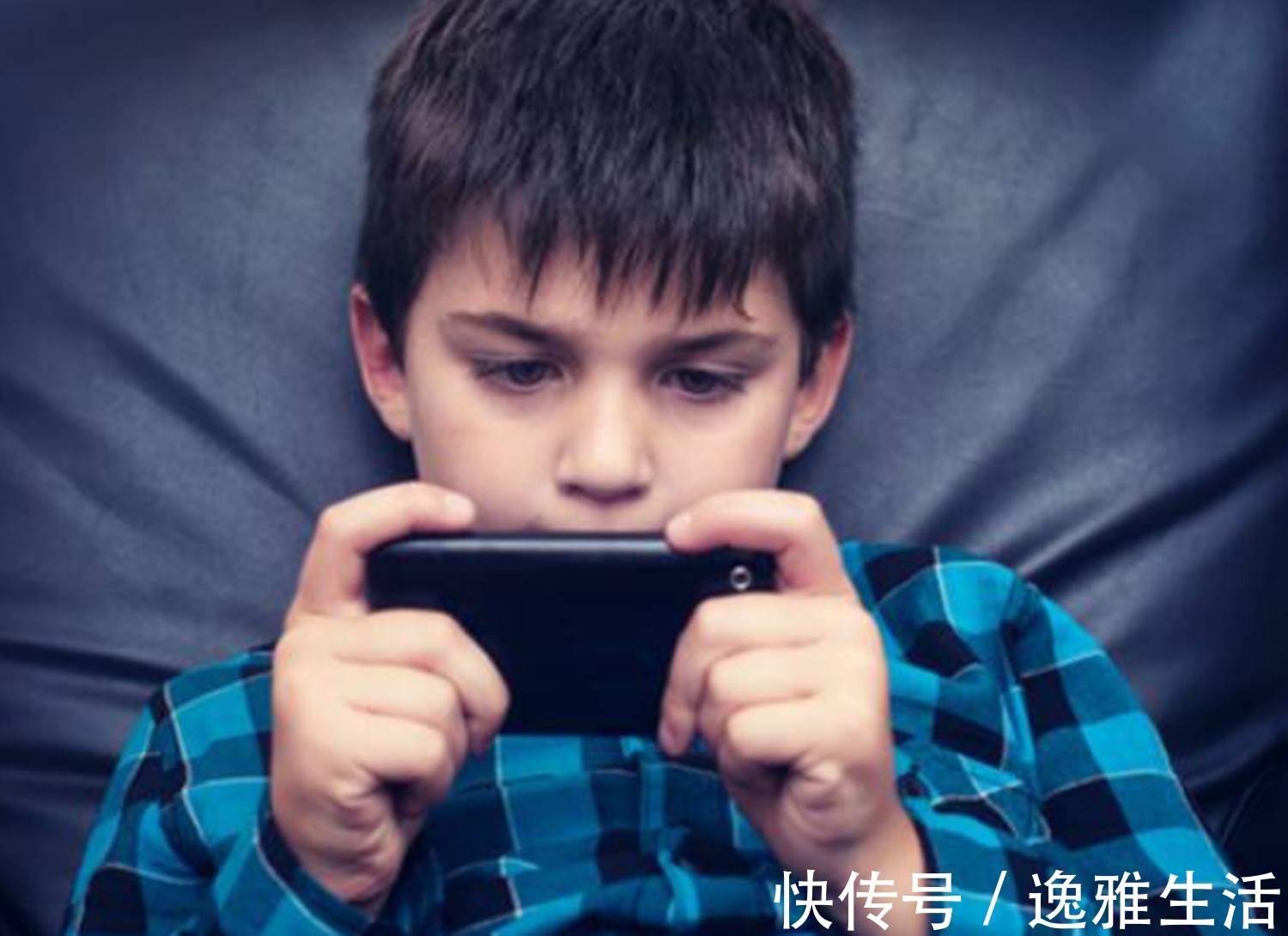 山体滑坡|小舅舅带外甥女火了,萌娃被“挂”门上,网友:这个舅舅厉害了