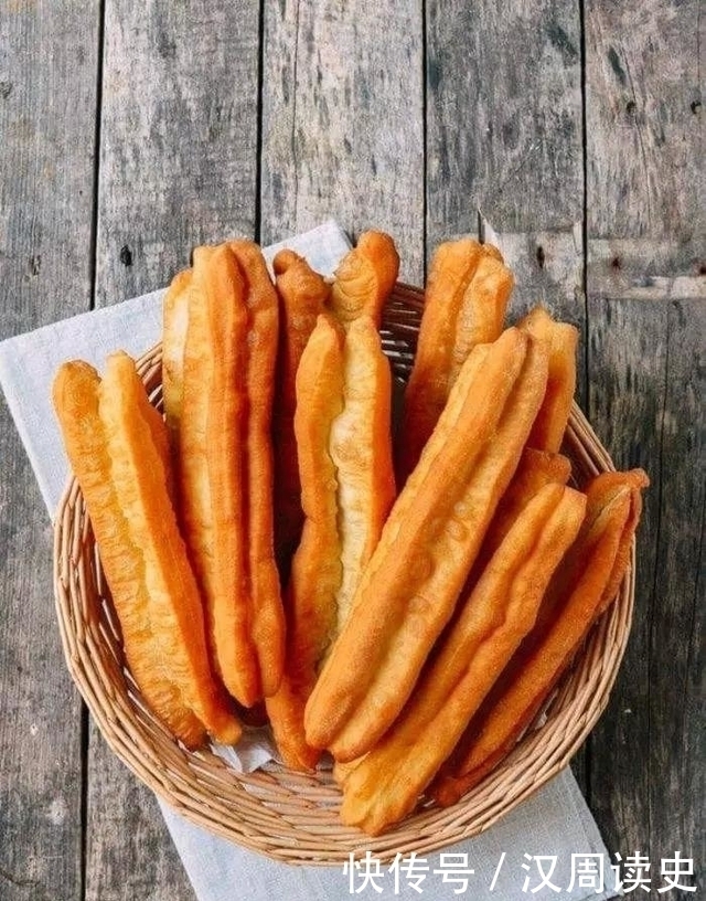 手把手教你做炸油条,做法简单零失误,金黄酥脆全家抢着吃!