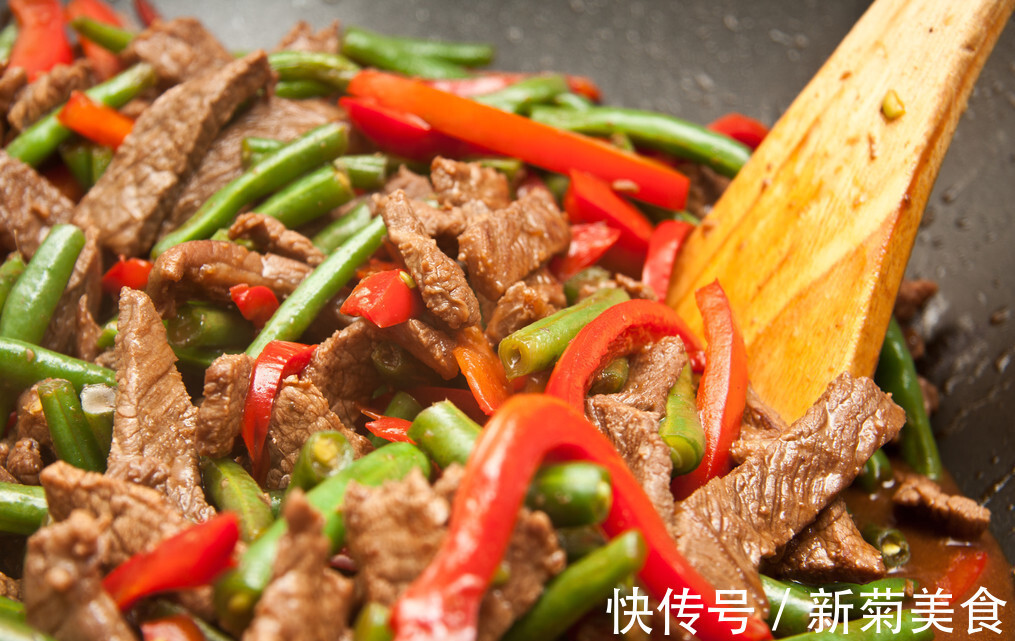 植物油|炒牛肉时,别再用料酒腌制了,学会这样做,牛肉又滑又嫩没腥味
