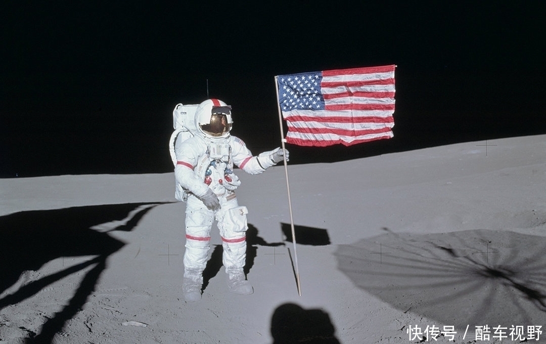 为什么嫦娥五号的五星红旗是平整的,但阿波罗的星条旗是褶皱的?