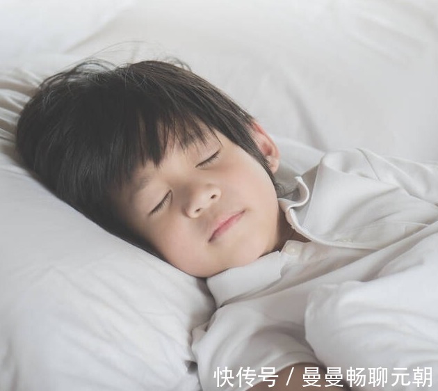 钙质|8岁男孩停止发育,身高仅有1米!医生睡前多喝牛奶,能长个才怪