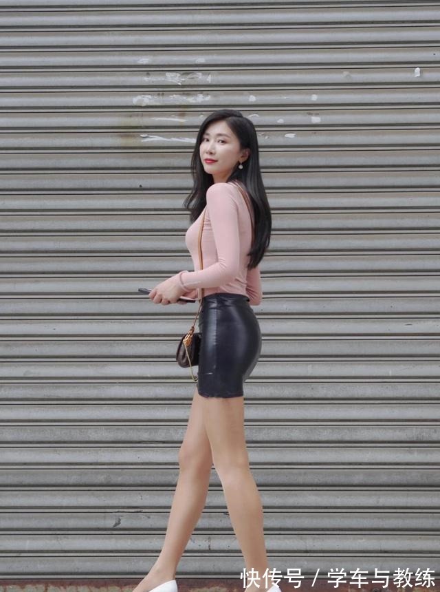 魅力 黑色包臀短裙搭配粉色修身上衣,身材高挑气质出众小姐姐魅力无限!