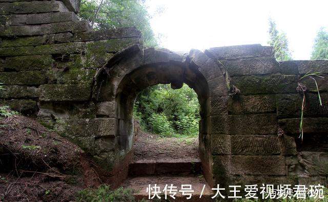 张献忠|四川南充有座神秘石头古寨 曾有军队驻扎建在悬崖峭壁上