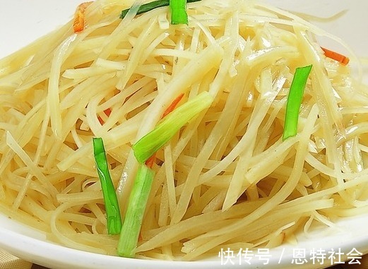 炒土豆丝时，不要急着下锅，加上简单一步，炒出来会更脆更香