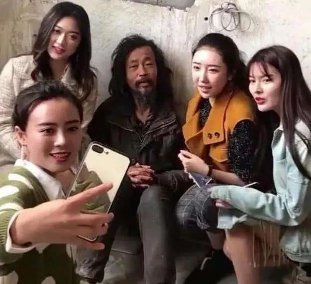 专家:“流浪大师”沈巍俗人俗字,岂能与沈鹏大师相提并论!