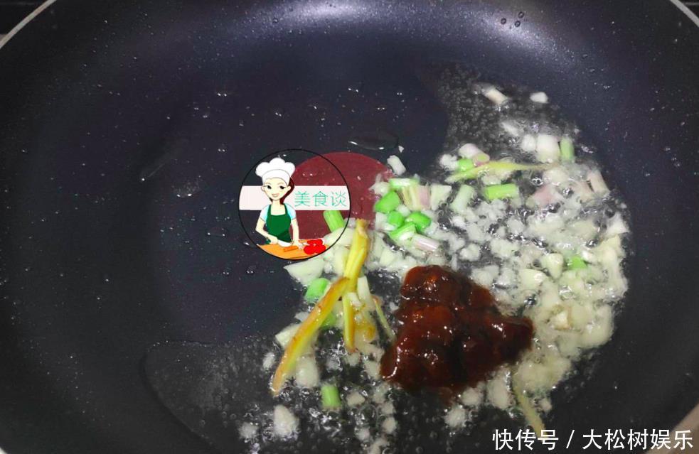 炒茄子时，切完别直接炒！多加1步骤，茄子香软不吸油，超级入味