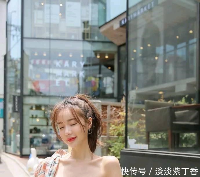 清凉穿搭的泳衣小姐姐,气质温婉别有韵味,尽显女人知性美!