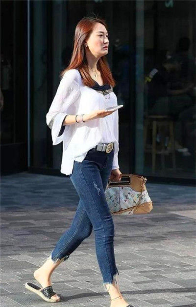 美女|美女穿黑色T恤配黑色短裤,长发披肩,尽显女王气质