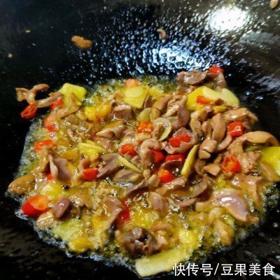 鲜美|#不容错过的鲜美滋味#够酸爽过瘾的湖南菜酸豆角炒鸡杂