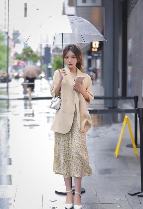 伞挡住了阳光和风雨,也给女人带来一种别样的美