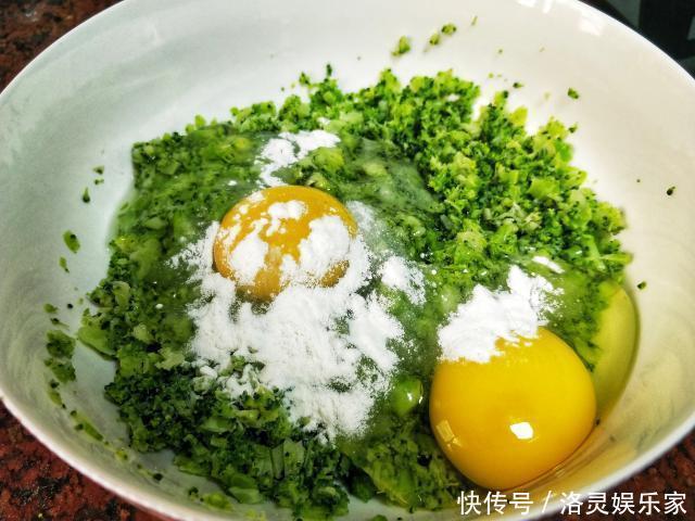 年夜饭上这道创意主食,西兰花做蛋饼,香酥美味营养翻倍
