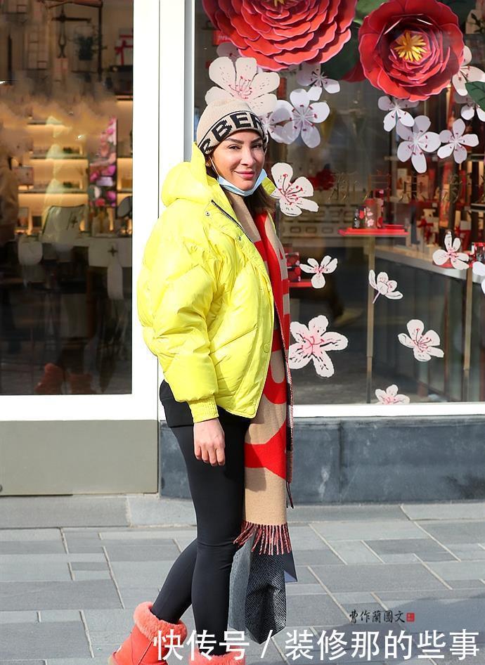 冬末春初,打底裤的用场很大,美女搭配打底裤有技巧、有心得