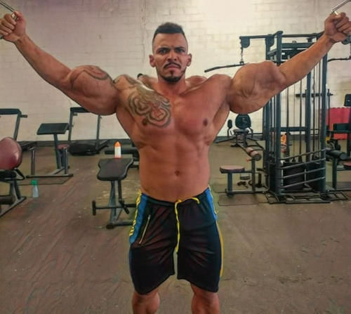 块头|手臂最粗的理发师,全身肌肉隆起,自称绿巨人