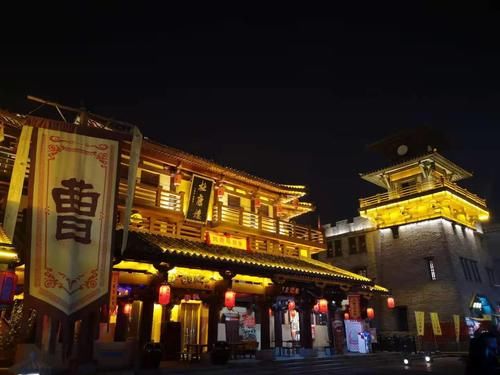 中年|夜游河南许昌曹魏古城步行街：建筑风格很三国，一楼一景美食多