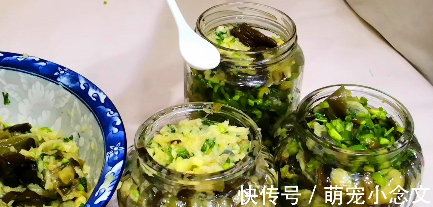 入秋后,遇到此菜我从不手软,5块钱买10斤,腌好后冬天吃特香!