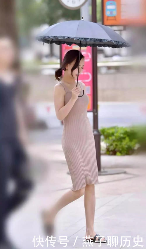 街拍|针织裙确实很“仙”,但就是太热了,你们喜欢穿嘛? #时尚街拍#