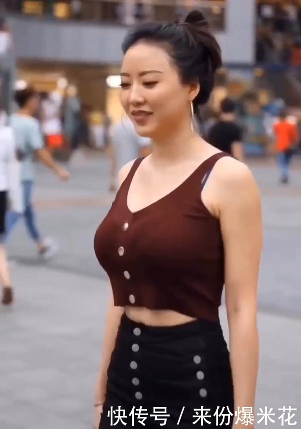 穿搭时尚的都市美女, 尽显轻熟女人的身形魅力