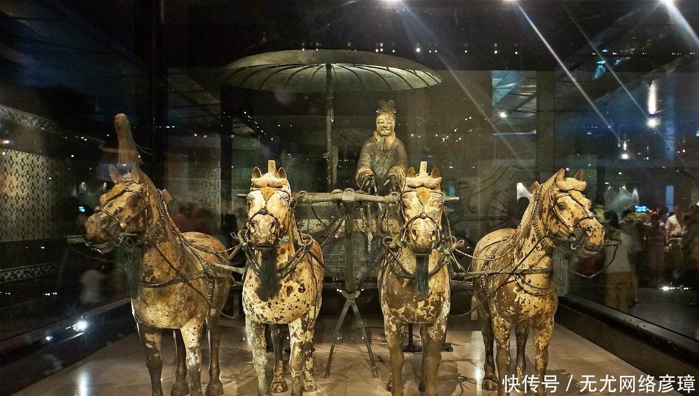 兵马俑中,专家发现被压弯千年的青铜剑,刚拿出来剑身竟立马弹直