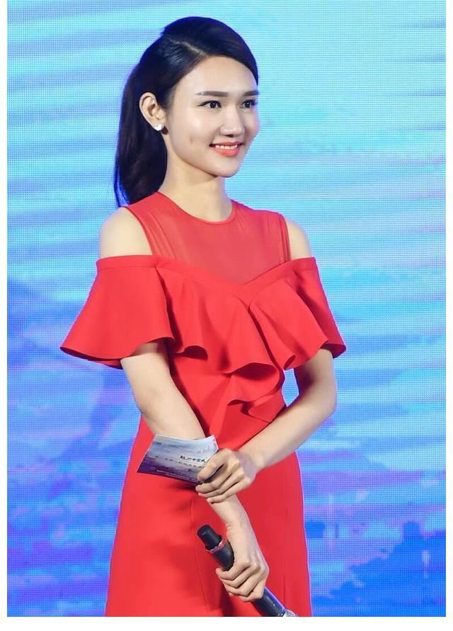 央視一姐之爭(zhēng),32歲的龍洋接替董卿,她夠資格嗎?