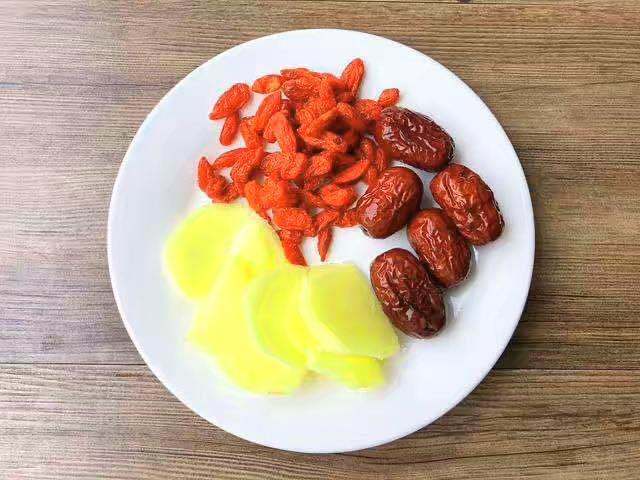 泡水|生姜、红枣、枸杞、一起泡水喝有什么功效