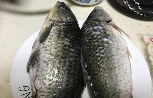 煎鱼|煎鱼时，不要直接倒油煎，多加这一步，鱼不粘锅不破皮，很完整