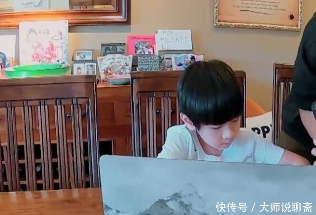 m吴尊儿子才是真聪明!用左手写字不算啥,看清字迹,真是小学生