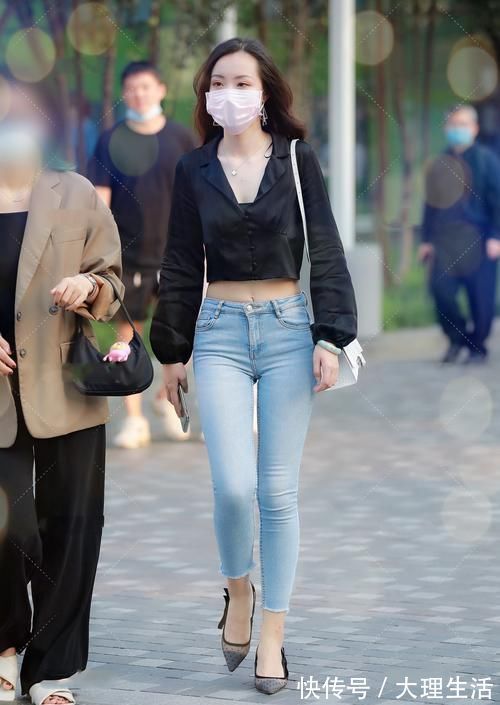 紧身衣 高级的真丝面料，搭配简单的黑色，时尚大气