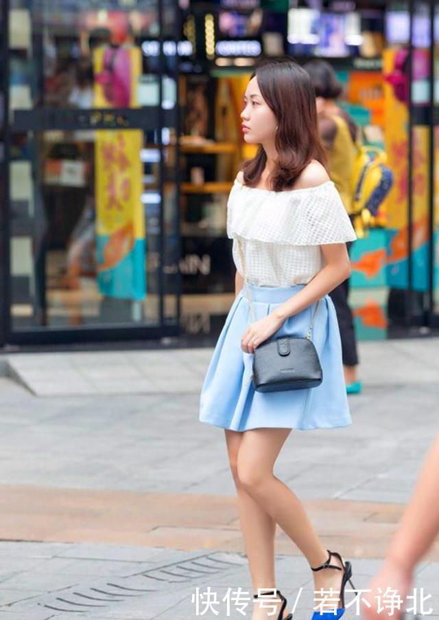 优雅|街拍,妆容精致的美女,蓝色短裙女孩透出优雅之美