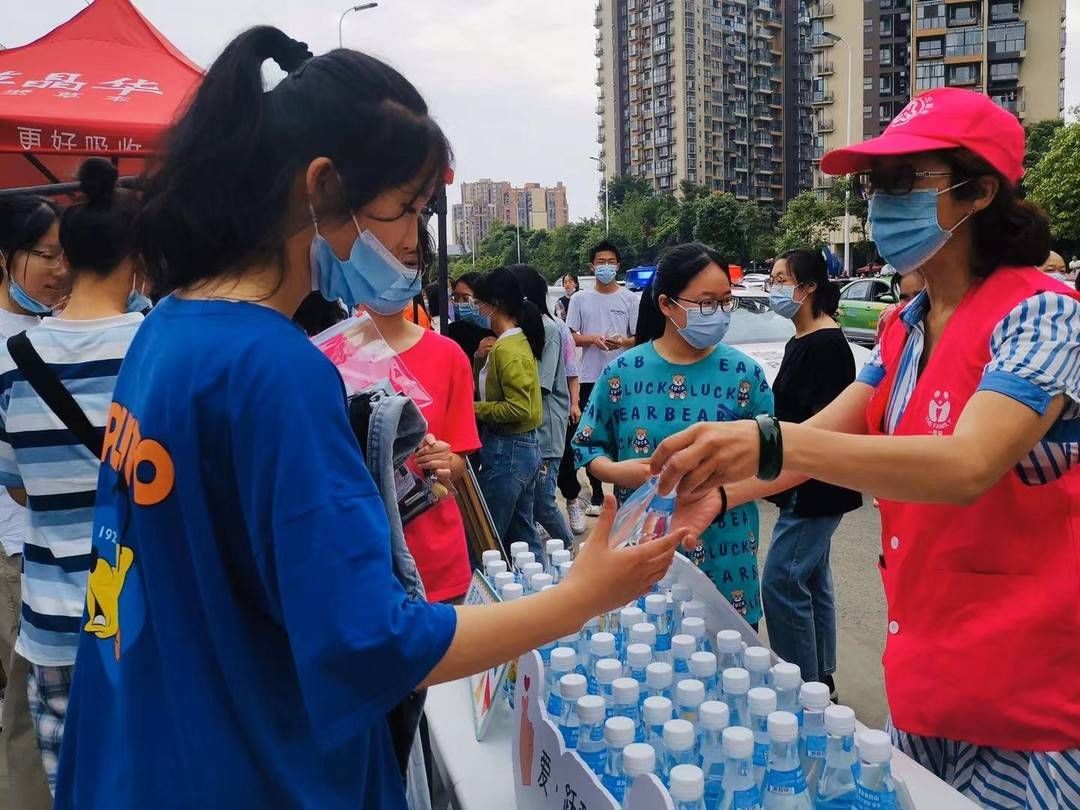 郫筒街道|护航高考为考生加油 郫都郫筒街道设“高考服务站”