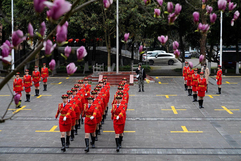 不负春光“犇”向新学期 大学校园迎来返校学子