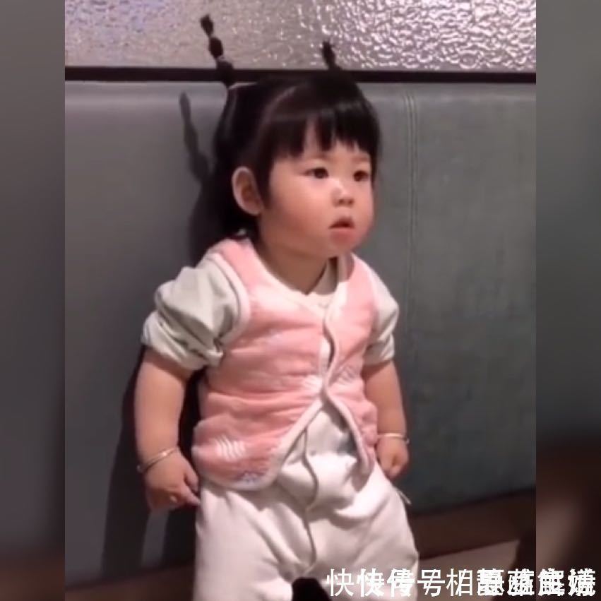 海底捞|萌娃被海底捞的“热情服务”吓到不知所措,网友这是什么架势