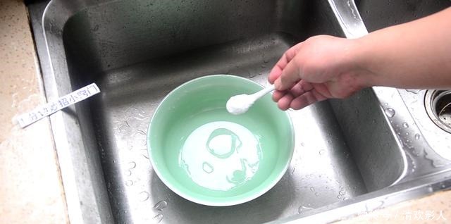 厨房下水道倒一碗水，实用，下水道不脏不堵也不臭，早知早受益！