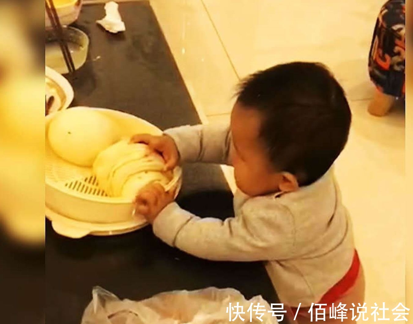 人间的天使|宝宝看附近没人,下一秒萌翻众人,网友:看把孩子给饿的!